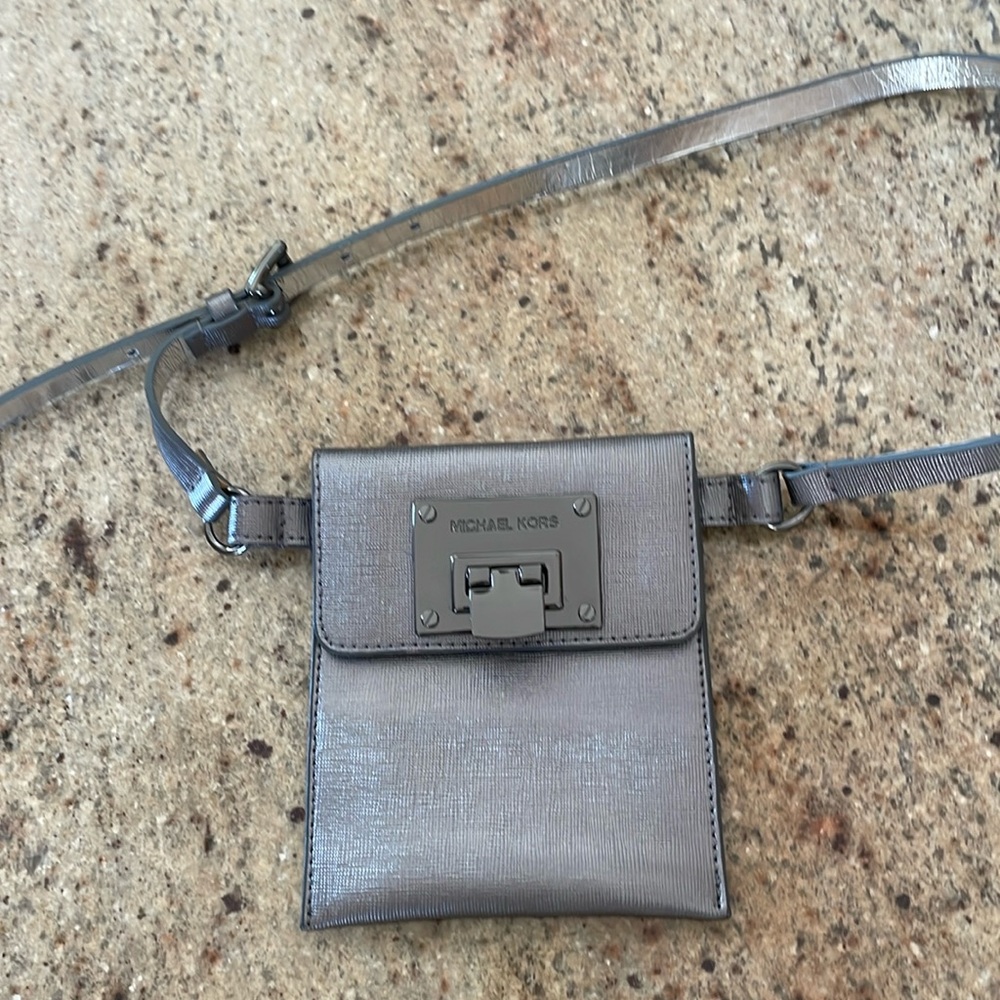 Michael Kors Super Cute Belt or Crossbody Mini purse . Gun Metal Grey/Silver 🌸